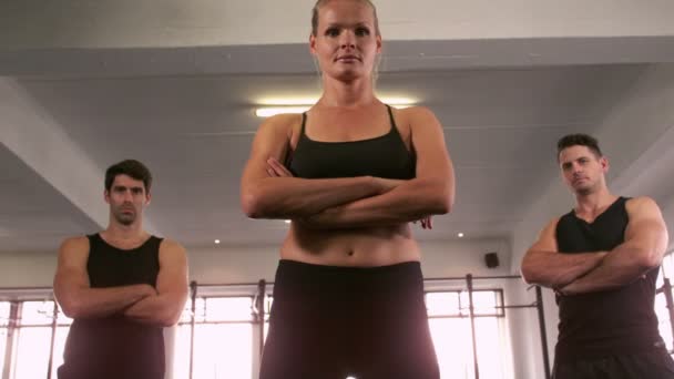 Passar folk poserar i crossfit gym — Stockvideo
