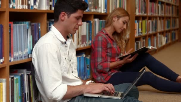 Estudantes revisando na biblioteca — Vídeo de Stock