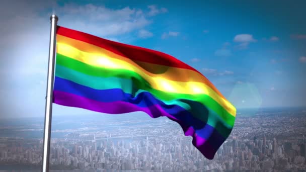 Bandera del arco iris que sopla sobre la ciudad — Vídeo de stock