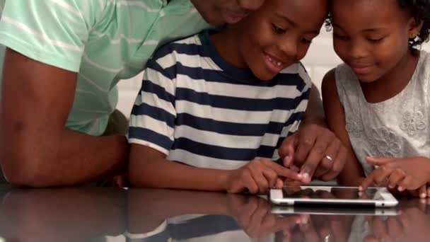 Vader met zijn kinderen met behulp van Tablet PC — Stockvideo