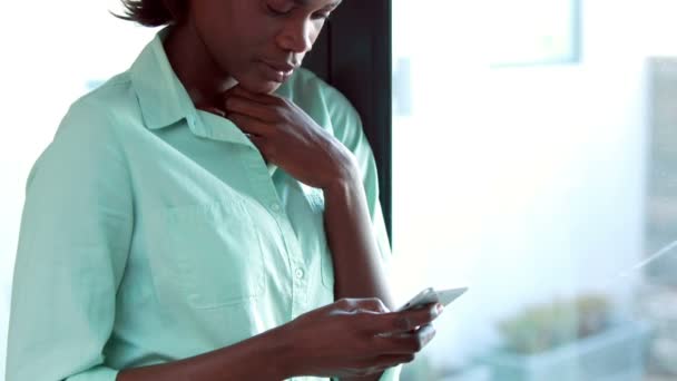 Femme utilisant son téléphone portable — Video