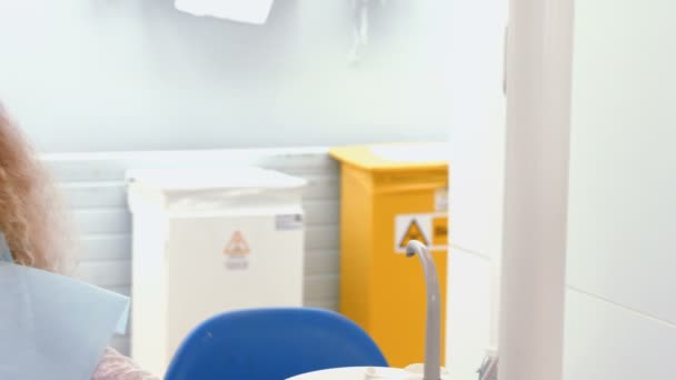 Smiling young girl sitting down — Stock Video