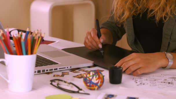 Designer gráfico usando digitalizador em sua mesa — Vídeo de Stock
