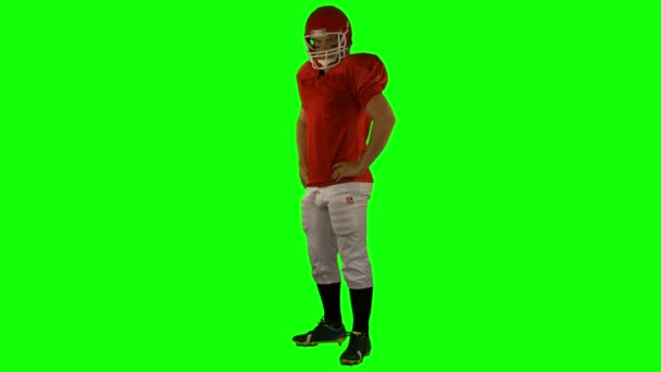 Red jogador de futebol americano posando — Vídeo de Stock