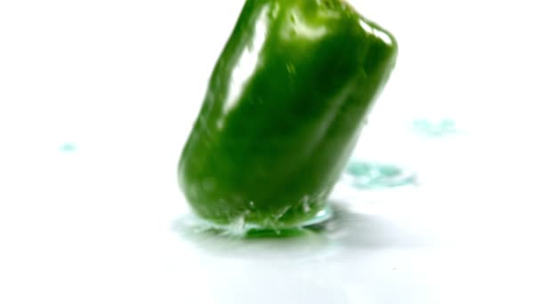 Green pepper falling on water — Stock Video