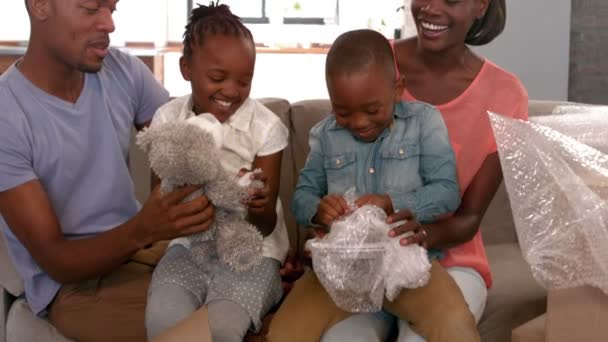 Familie uitpakken dingen in nieuwe huis — Stockvideo