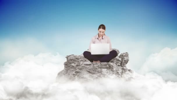 Donna d'affari utilizzando il computer portatile tra le nuvole — Video Stock