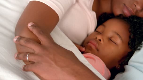 Família feliz dormindo na cama — Vídeo de Stock