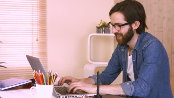 Alkalmi munkás-on-a iskolapad használ a laptop — Stock videók