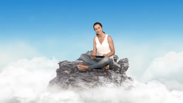 雲の中でタブレットを使用してカジュアルな女性 — ストック動画