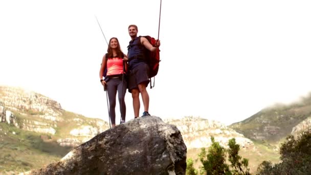 Paar bereiken van de top van hun wandeling — Stockvideo