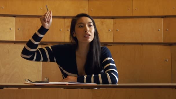 Studenten die werken in een collegezaal — Stockvideo