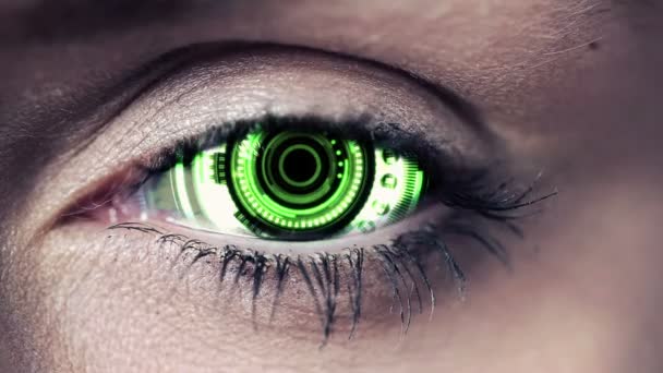 Технологический код в человеческом глазу — стоковое видео
