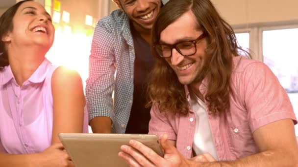 Team creativo hipster utilizzando un tablet insieme — Video Stock