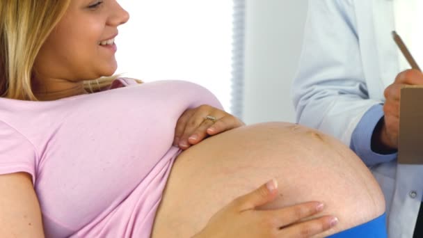 Médecin parlant avec sa patiente enceinte — Video