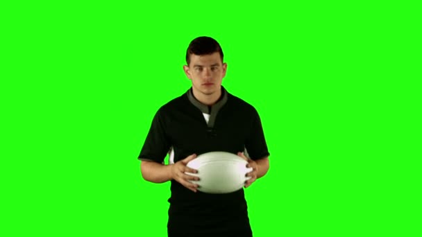 Seriöser Rugbyspieler mit Ball — Stockvideo