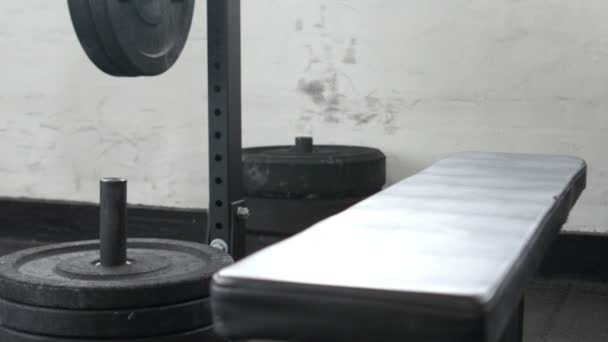 Enfoque en la barra pesada en el gimnasio crossfit — Vídeos de Stock