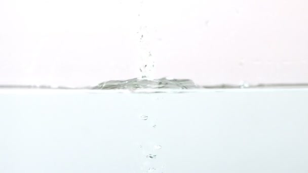Клубника падает в воду — стоковое видео