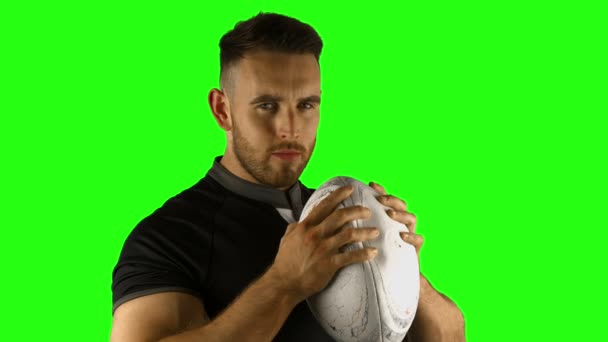 Jugador serio de rugby con pelota — Vídeo de stock