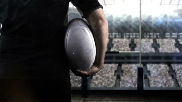 Jugador de rugby de pie cara al poste — Vídeos de Stock