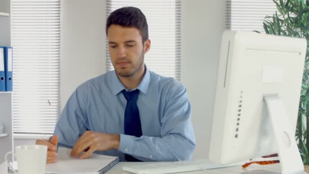 Geschäftsmann bei der Arbeit gestresst — Stockvideo