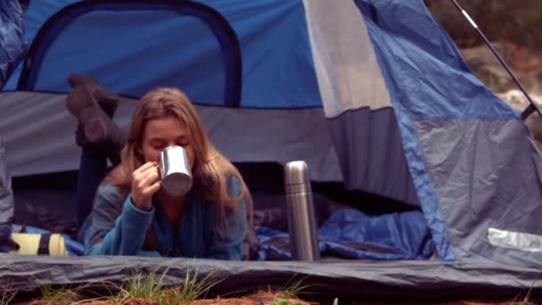 女人享受在她的帐篷里喝些热饮料 — 图库视频影像