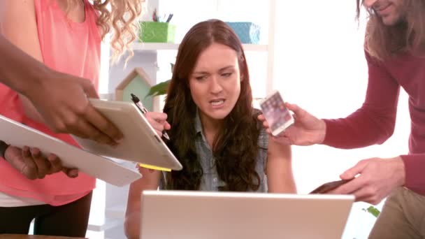 Mujer frustrada enojándose con sus compañeros de trabajo — Vídeo de stock