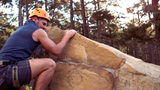Man rock climbing in wilderness — Stock Video