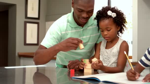 Père avec ses enfants dans la cuisine — Video