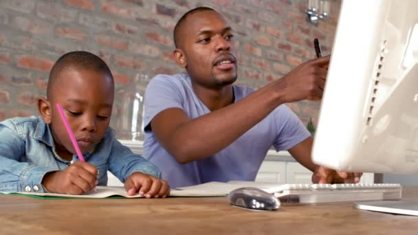 Vader en zoon samen met behulp van computer — Stockvideo