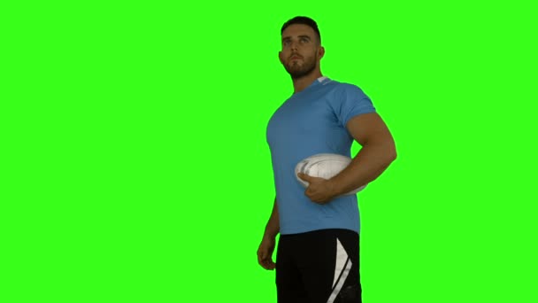 Серйозний гравець у регбі тримає м'яч — стокове відео
