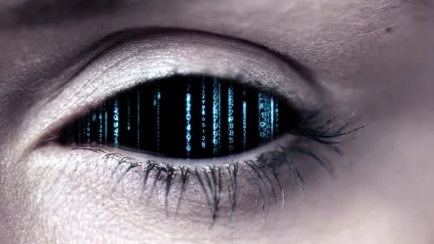 Технологический код в человеческом глазу — стоковое видео