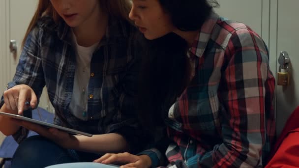 Freunde schauen gemeinsam auf einen Tablet-PC — Stockvideo