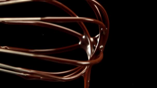 Whisk derramando chocolate derretido — Vídeo de Stock