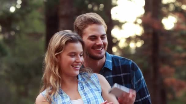 Lächelndes Paar beim gemeinsamen Fotografieren — Stockvideo