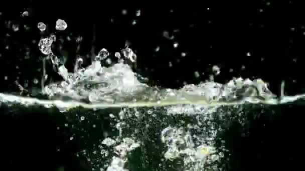Limones cayendo en el agua — Vídeo de stock