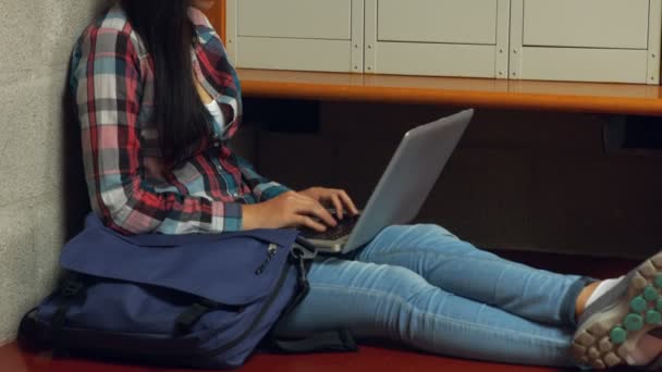 Studentin benutzt ihren Laptop — Stockvideo