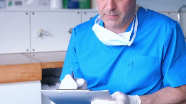 Стоматолог заполняет стоматологические карты — стоковое видео
