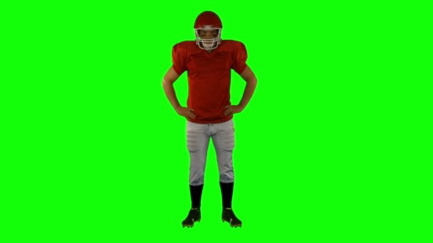 Rojo serio americano jugador de fútbol posando — Vídeos de Stock