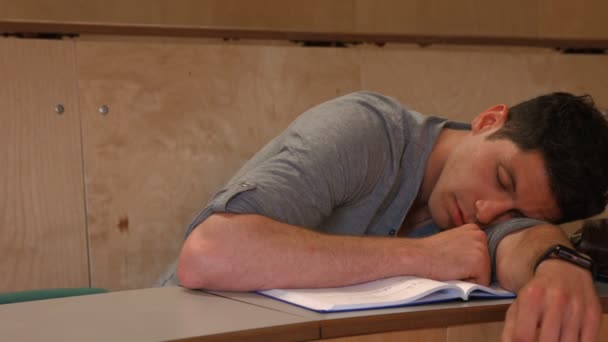 Estudiante tomando notas en conferencia — Vídeos de Stock