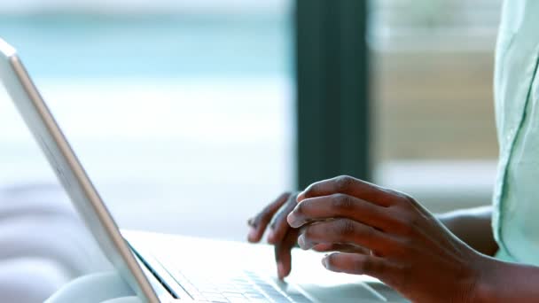 Lachende vrouw met behulp van haar laptop — Stockvideo