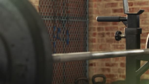 Close up van sommige barbell gewichten — Stockvideo