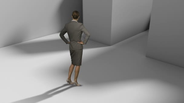 Empresária de pé no meio do labirinto — Vídeo de Stock
