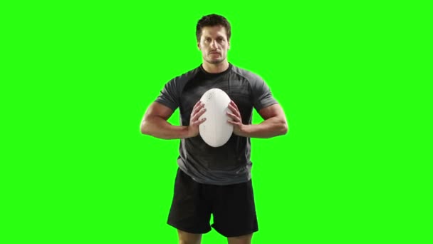 Jugador serio de rugby con pelota — Vídeo de stock