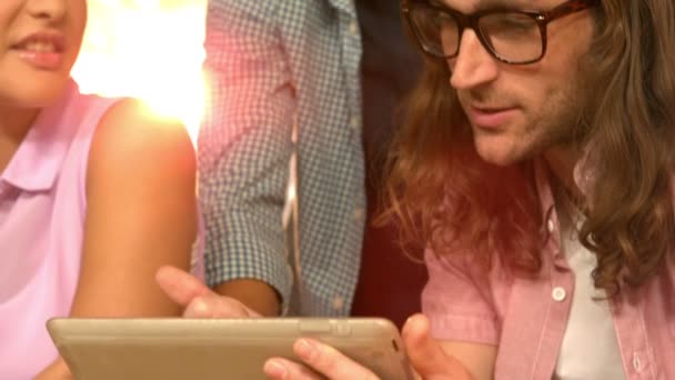 Equipo hipster creativo usando una tableta juntos — Vídeo de stock