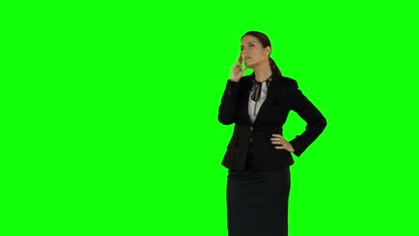 Mujer de negocios de pie y pensando — Vídeos de Stock