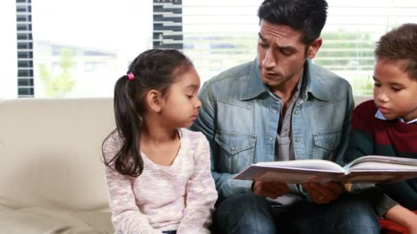 Pai lendo uma história para seus filhos — Vídeo de Stock