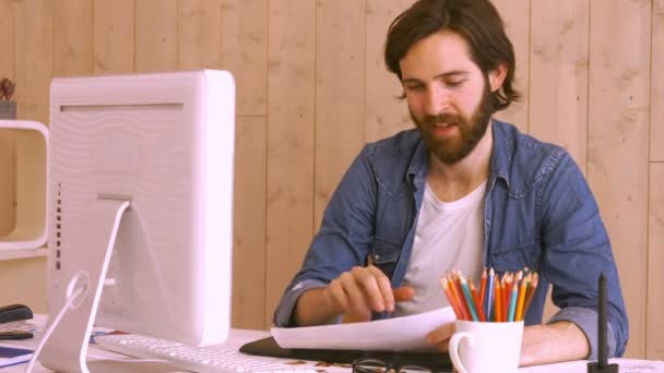 Hipster trabajador utilizando el chat de vídeo en el escritorio — Vídeo de stock