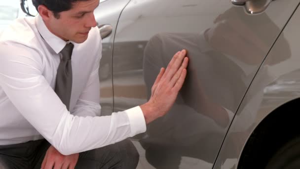 Businessman checking the cars paint job — Stock Video