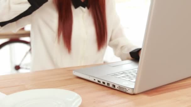 Hipster dai capelli rossi utilizzando un computer portatile — Video Stock